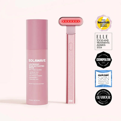 Solawave 玫瑰金四合一红光治疗棒和激活精华套装通过红光治疗增强Radiant Renewal 效果。右侧显示有 Womens Health、Elle、Cosmopolitan、Marie Claire 和 Glamour 奖章。