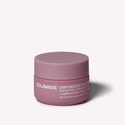 粉红色的Solawave LightBoost Eye Cream 眼霜瓶在中性背景的衬托下显得格外醒目，突出了它的 LightBoost 技术和植物胶原蛋白配方，具有放大和紧致肌肤的功效，让您的护肤程序更上一层楼。
